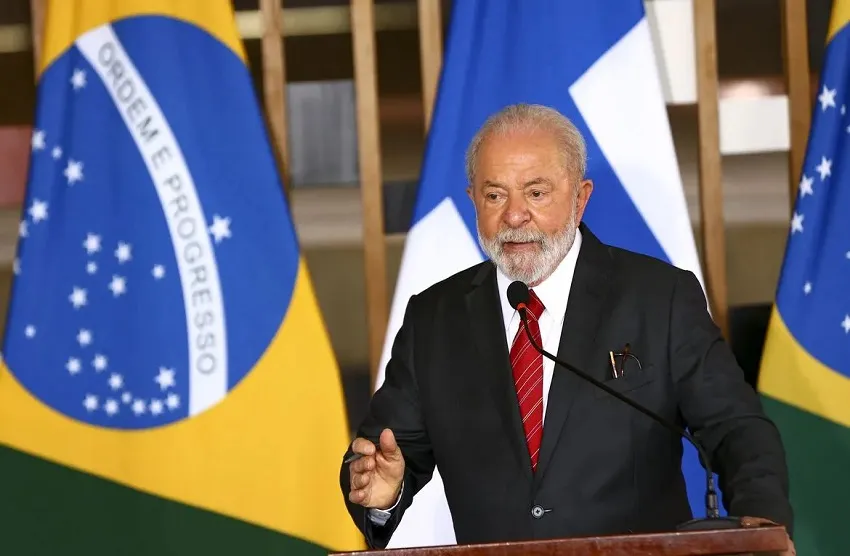 POR QUE LULA VIAJA TANTO AO EXTERIOR?