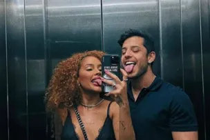 STHE E KEVI JONNY COMEMORAM NOVE MESES DE NAMORO EM VIAGEM A PRAIA DO FORTE