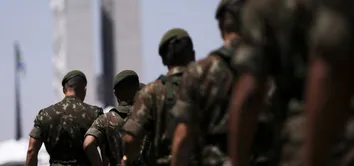 GOVERNO LULA ENVIA PROPOSTA QUE PROÍBE MILITARES EM CARGOS POLÍTICOS