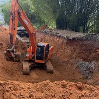 TRECHO DA ESTRADA DO DERBA SEGUE COM SERVIÇOS EMERGENCIAIS PARA RECUPERAÇÃO DE ATERRO