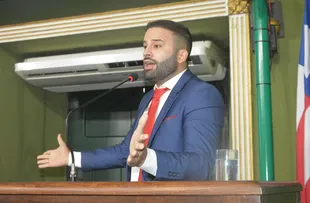 VEREADOR DE SALVADOR AMEAÇA TÉO SENNA: "SE ELE FOSSE MAIS NOVO, EU SENTAVA A MÃO NELE"