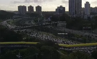 MOTORISTAS ENFRENTAM GRANDE CONGESTIONAMENTO NA AV. PARALELA NESTA QUINTA (24)