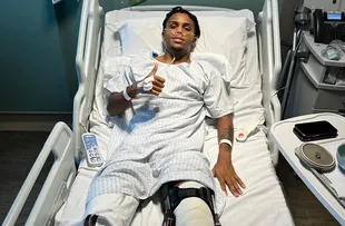 ATACANTE DO BAHIA PASSA POR CIRURGIA EM MANCHESTER E POSTA FOTO NAS REDES