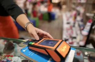 MESMO COM ALTA NA INFLAÇÃO, MAIOR PODER DE COMPRA DEVE AQUECER O COMÉRCIO DE SALVADOR NO DIA DOS PAIS