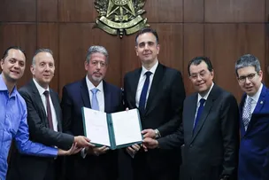 PRESIDENTES DA CÂMARA E DO SENADO SE ENCONTRAM PARA ENTREGA DA REFORMA TRIBUTÁRIA
