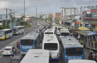 MANIFESTAÇÃO DE RODOVIÁRIOS DEIXA ESTRADA DO COCO ENGARRAFADA NESTA SEGUNDA (28)