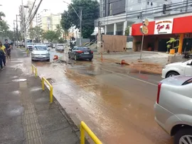 ROMPIMENTO DE ADUTORA INTERROMPE ABASTECIMENTO DE ÁGUA NOS BAIRROS PITUBA E ITAIGARA