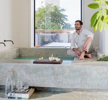 ARQUITETO PROPÕE, NA CASACOR, REFLEXÃO SOBRE O BANHO COMO O TEMPO DE RESTAURAR O EQUILÍBRIO