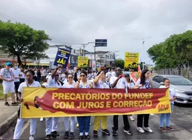 PROFESSORES ESTADUAIS FAZEM PROTESTO COBRANDO PAGAMENTO DOS PRECATÓRIOS COM JUROS