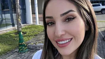 AMANDA MEIRELLES VISITA HOSPITAL ONDE TRABALHOU ANTES DO BBB