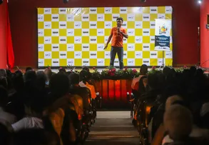 SHOW DE COMÉDIA ARRECADA MEIA TONELADA DE ALIMENTOS PARA BAHIA SEM FOME