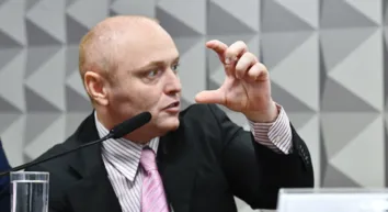 DELGATTI AFIRMA QUE BOLSONARO PROMETEU INDULTO EM CASO DE GRAMPO CONTRA MORAES