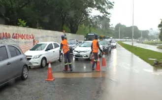 BURACO NA AV. JURACY MAGALHÃES CAUSA ENGARRAFAMENTO E PREJUÍZO PARA MOTORISTAS EM SALVADOR