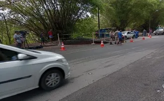 SECRETÁRIO AVALIA CRATERA NA ESTRADA DO DERBA E PROMETE REPARO IMEDIATO