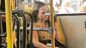 APÓS DESISTIR DE PATRIMÔNIO, LARISSA MANOELA É FLAGRADA DENTRO DE ÔNIBUS