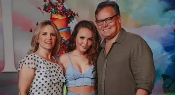 PAIS DE LARISSA MANOELA VENDEM MANSÃO DE R$ 10 MILHÕES SEM O CONHECIMENTO DA FILHA