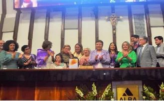 EM SESSÃO ESPECIAL NA AL-BA, MARIA DEL CARMEN RECEBE COMENDA 2 DE JULHO
