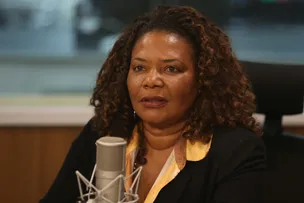 MINISTRA DA CULTURA DENUNCIA COMPANHIA AÉREA POR ARRANHÕES EM MALA: "UM ABSURDO"