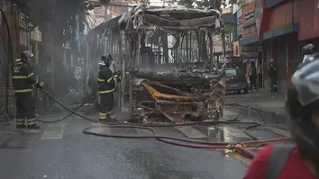 ÔNIBUS É INCENDIADO EM SALVADOR, NO BAIRRO DE SÃO MARCOS