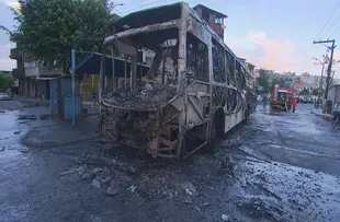 MAIS UM ÔNIBUS É INCENDIADO EM SALVADOR NESTA SEXTA (11); CASO É O SEXTO EM 2023