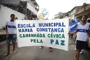 ESCOLA MUNICIPAL PROMOVE CAMINHADA CÍVICA EM PROL DA PAZ EM MATA ESCURA