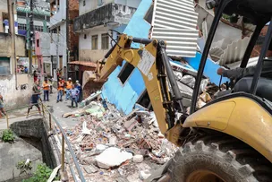 PREFEITURA MONTA OPERAÇÃO PARA RETIRADA DE ESCOMBROS NA BAIXA DO TUBO E ALERTA SOBRE RISCOS DE CONSTRUÇÕES IRREGULARES