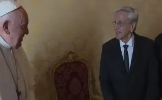 EM TURNÊ NA EUROPA, CANTOR BAIANO É ABENÇOADO PELO PAPA NO VATICANO