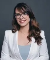 JÚLIA LÁZARO: MÉDICAS SÃO MAIORIA, MAS GANHAM MENOS
