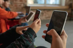 USO DESENFREADO DE REDES SOCIAIS AFETA SAÚDE MENTAL  E DESGASTA RELAÇÕES