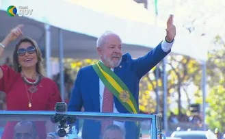 LULA FAZ DESFILE EM CARRO ABERTO NO 7 DE SETEMBRO