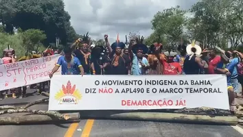 INDÍGENAS FECHAM RODOVIA NA BAHIA E PEDEM DERRUBADA DO MARCO TEMPORAL