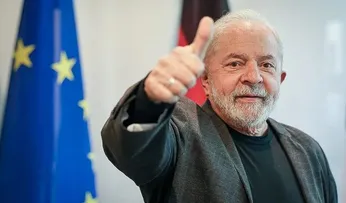 EQUIPE MÉDICA DE LULA AFIRMA QUE PRESIDENTE JÁ ACORDOU E PASSA BEM APÓS CIRURGIA