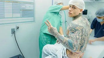 MC PEDRINHO TATUA TODO O BUMBUM E CHOCA A WEB; VEJA!