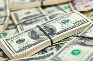 DÓLAR OPERA EM ALTA, APÓS INFLAÇÃO ACIMA DO ESPERADO; IBOVESPA CAI