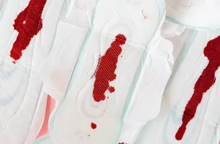 ESTUDO INÉDITO MOSTRA QUE ABSORVENTES TESTADOS COM SANGUE TEM MENOR CAPACIDADE DE ABSORÇÃO; ENTENDA