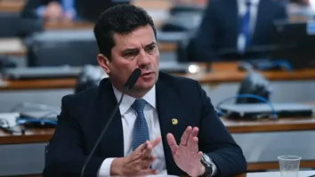 PF DIZ QUE MORO TERIA CONVERSADO COM RÉU ENQUANTO ERA JUIZ