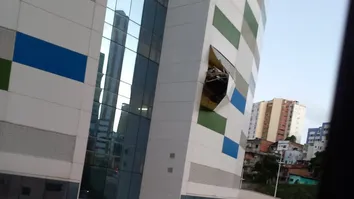 CARRO FICA PENDURADO NO HOSPITAL MATER DEI, EM SALVADOR; ENTENDA