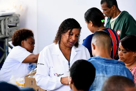 PREFEITURA OFERECE SERVIÇOS DE SAÚDE DURANTE ENTREGA DOS TÍTULOS DE PROPRIEDADE NO BAIRRO DA PAZ NESTE SÁBADO (16)
