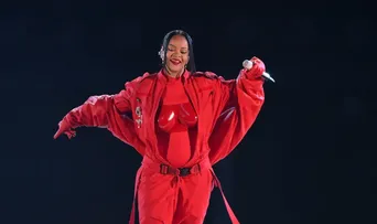 RIHANNA PLANEJA TURNÊ MUNDIAL E LANÇAMENTO DE DOIS ÁLBUNS, DIZ SITE
