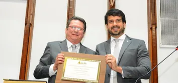 SUSPEITO DE VIOLÊNCIA, NESTOR HERMES, RECEBE TÍTULO DE CIDADÃO BAIANO