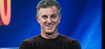 LUCIANO HUCK CRITICA A ESQUERDA NO BRASIL: "ESTÁ ATRASADA"