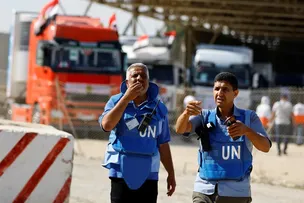 CAMINHÕES COM AJUDA HUMANITÁRIA ATRAVESSAM FRONTEIRA DA FAIXA DE GAZA PELA PASSAGEM DE RAFAH