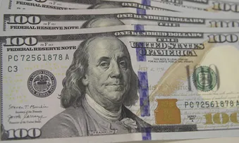 DÓLAR CAI E FECHA ABAIXO DE R$ 5 PELA PRIMEIRA VEZ DESDE SETEMBRO