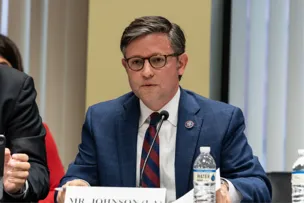 REPUBLICANOS ENCERRAM CRISE E ELEGEM ALIADO DE TRUMP LÍDER DA CÂMARA