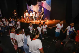 LAURO DE FREITAS: ALUNOS DA REDE MUNICIPAL VÃO AO TEATRO EM ATIVIDADE EXTRACLASSE