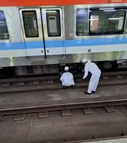 MULHER É RESGATADA DEBAIXO DO TRILHO DO METRÔ DE SALVADOR APÓS SER EMPURRADA