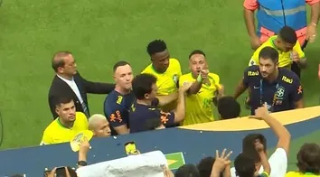 NEYMAR É ATINGIDO POR SACO DE PIPOCA APÓS EMPATE ENTRE BRASIL E VENEZUELA