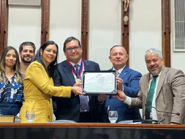 ALBA HOMENAGEIA HEPATOLOGISTA BAIANO, DR. RAYMUNDO PARANÁ, COM A COMENDA 2 DE JULHO