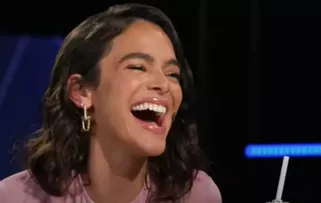 BRUNA MARQUEZINE RI AO FALAR DE LIVRAMENTO, E INTERNET ASSOCIA A NEYMAR