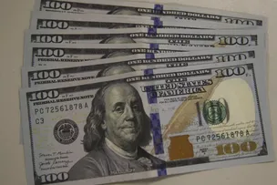 DÓLAR OPERA EM ALTA, AGUARDANDO SINAIS SOBRE JUTOS NA ALTA DO FED; IBOVESPA TAMBÉM REGISTRA ALTA